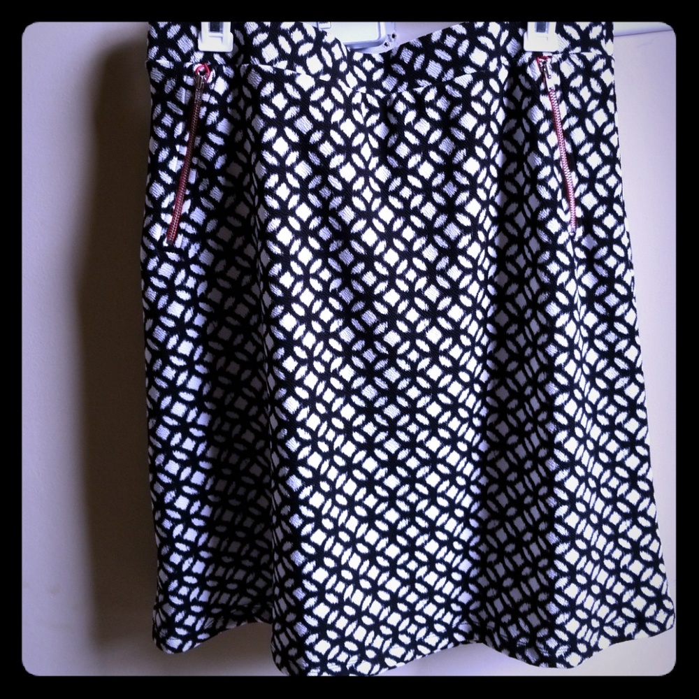 Le Lis Black & White NWOT patterned skirt sz XL